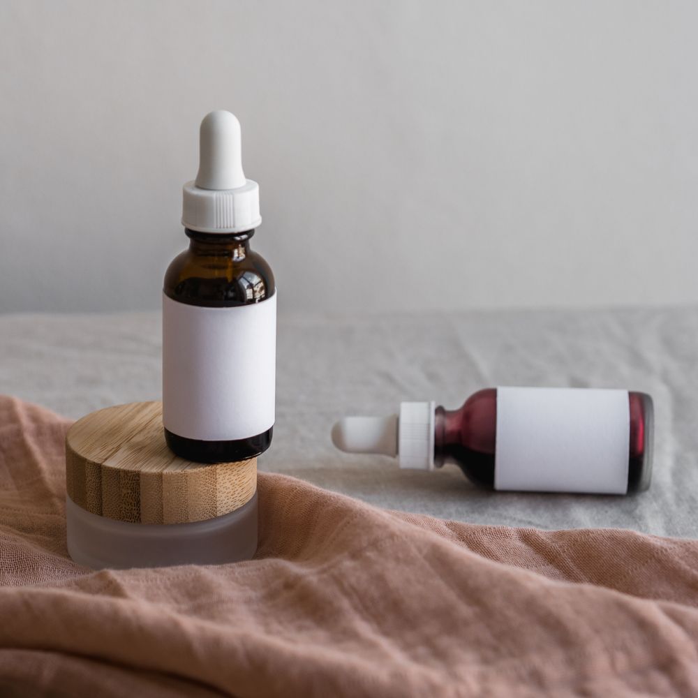 Sérum y limpiador facial sobre textil de lino