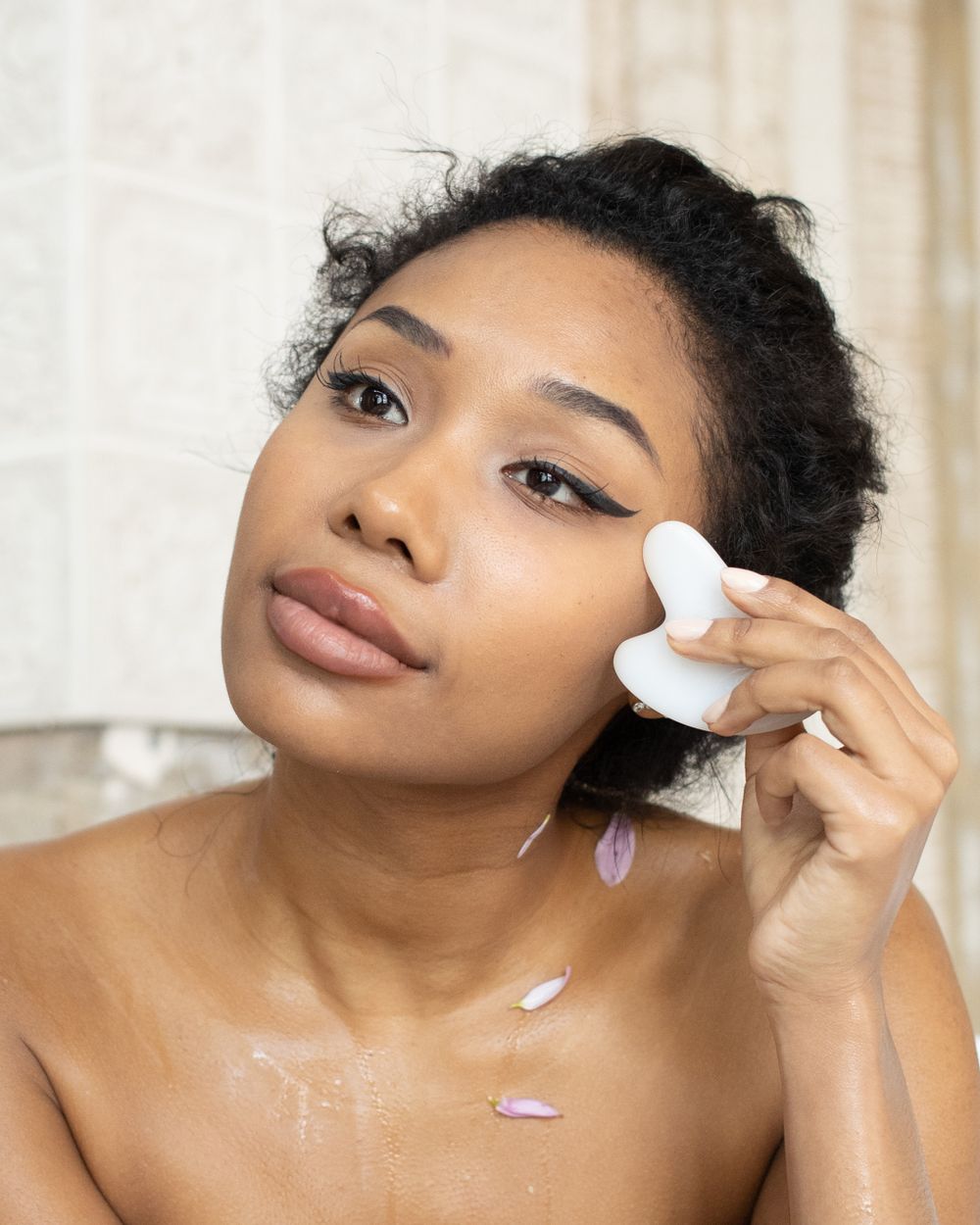 Mujer limpiando su rostro con un disco desmaquillante
