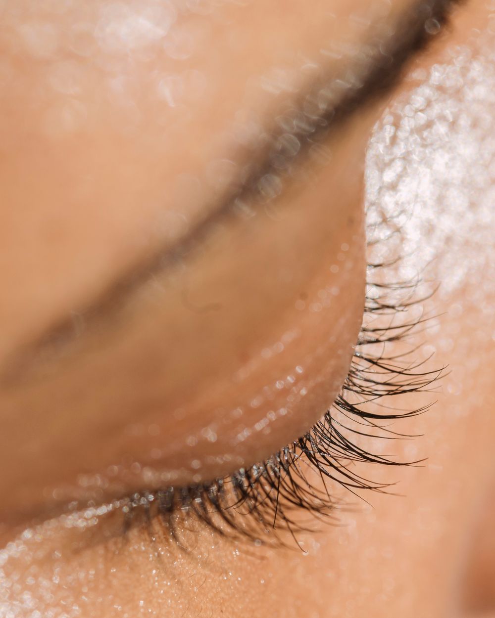 Primer plano de una piel hidratada con brillo natural