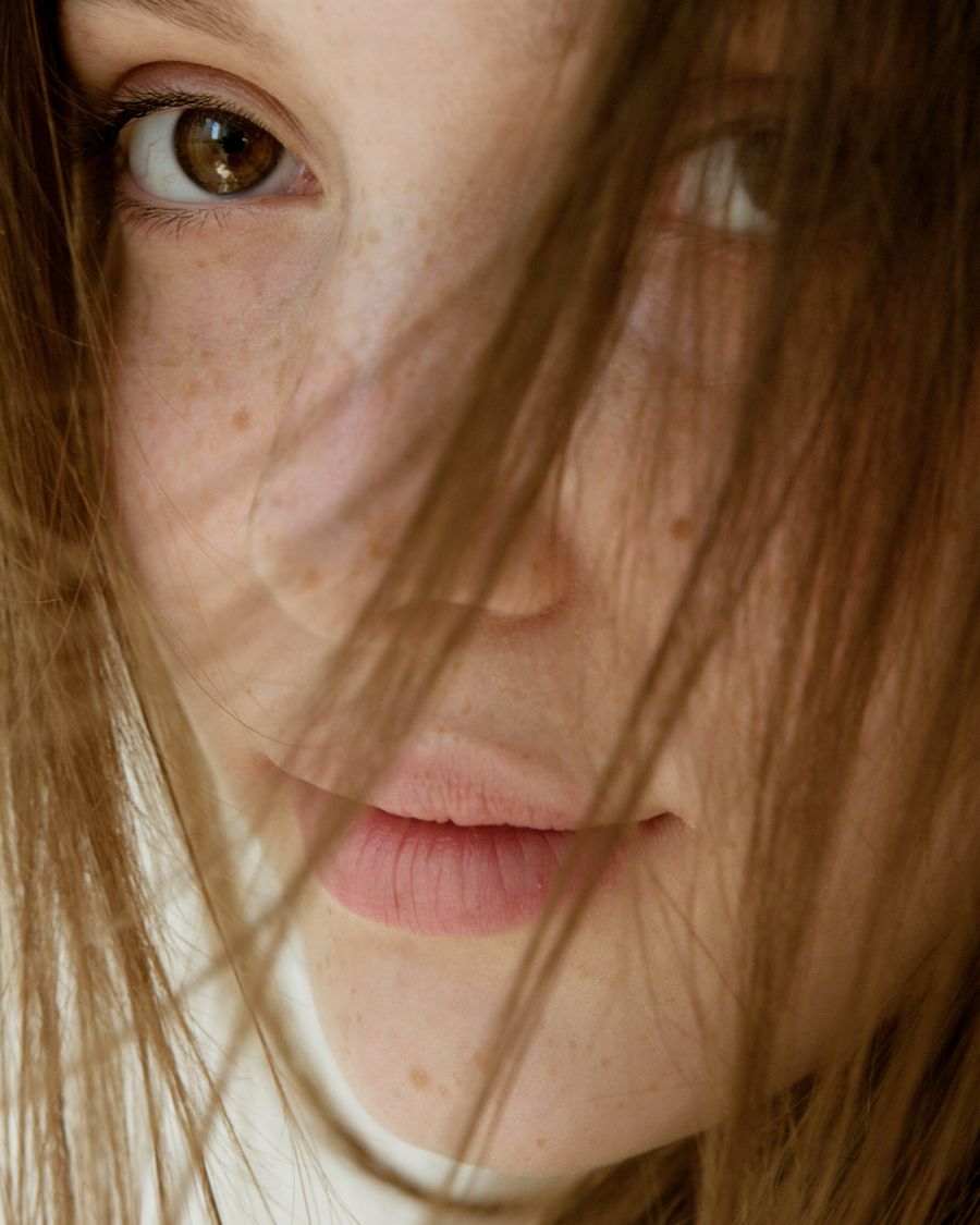 Retrato en primer plano de una clienta con pecas