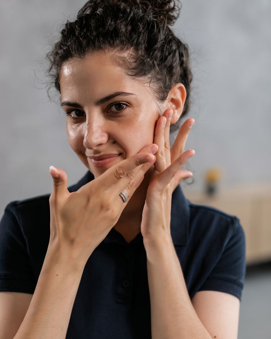 Clienta aplicándose sérum facial en casa